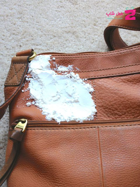پاک کردن لکه از روی کیف چرمی با پودر گچ