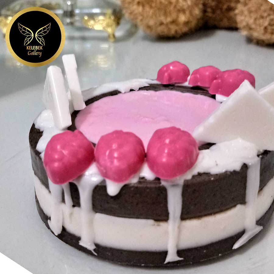 صابون دستساز تزئینی کیک شکلاتی توت فرنگی کد5